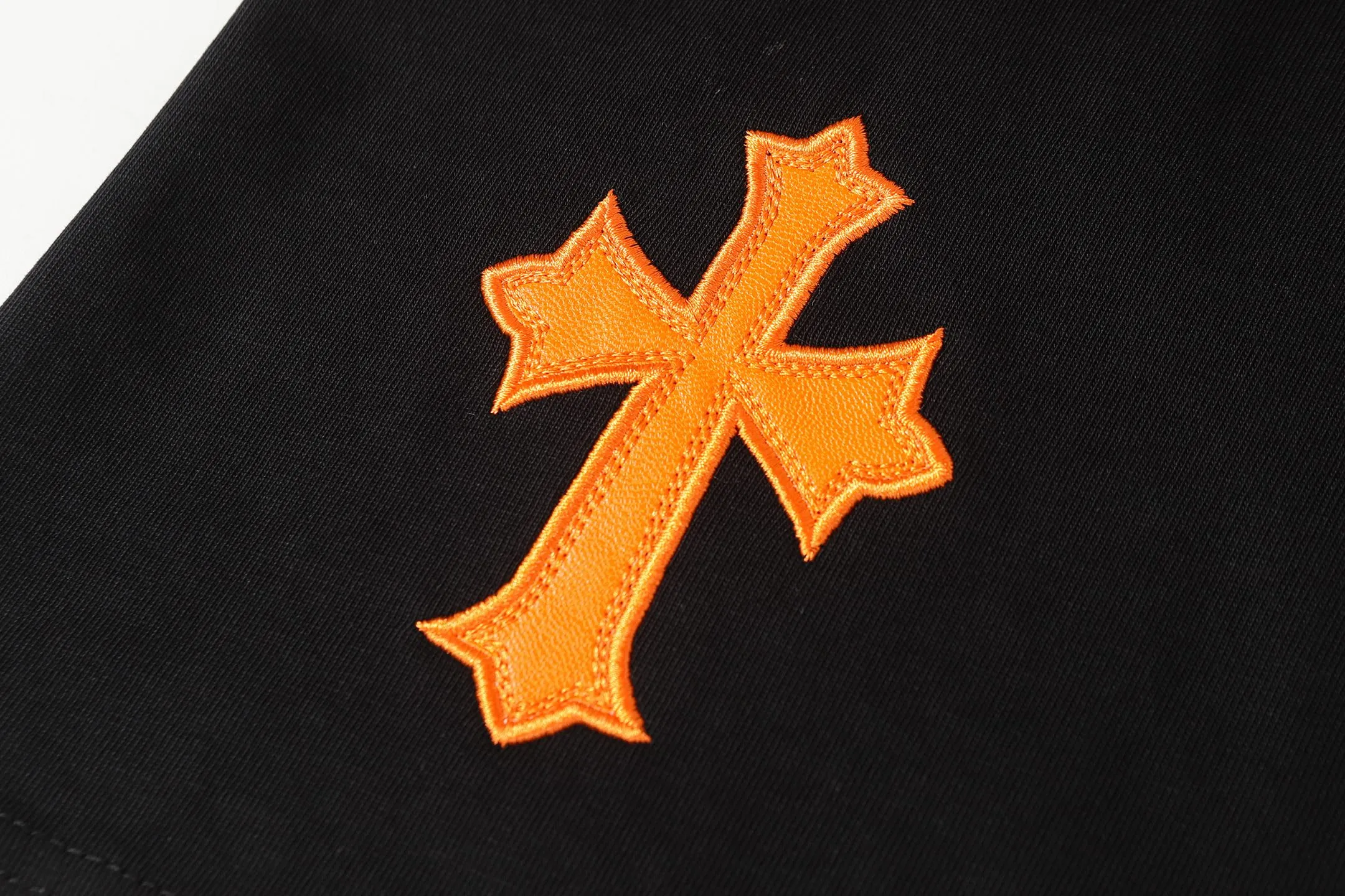 P170 2209 style 280g heavy double yarn -Chrome Hearts/Chrome Hearts Color Cross✝️Skin embroidered short-sleeved T-shirt -High weight, high density and high quality. The wool is soft, delicate and skin-friendly. It feels soft and silky. It has excellent warmth and skin-friendly properties. -Customized weaving and dyeing, no color difference. No matter the fabric or workmanship details, it beats the ordinary version on the market. -Colour: black white -Size: S M L XL